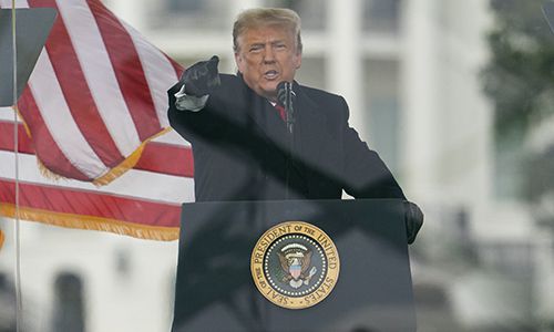 도널드 트럼프 미국 대통령이 지난 6일(현지시간) 수도 워싱턴에서 열린 대선 결과 인증 반대 집회에 참석해 연설하고 있다. 워싱턴=AP연합뉴스