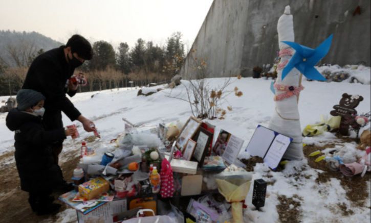 13일 오후 경기 양평군 하이패밀리 안데르센 공원묘원에서 시민들이 양부모의 학대로 숨진 16개월 영아 정인양을 추모하고 있다. 뉴스1