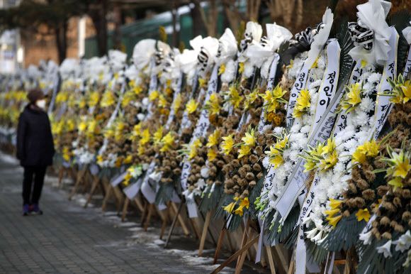 정인양을 입양한 후 수개월간 학대해 사망에 이르게 한 혐의를 받는 양부모에 대한 첫 재판이 열린 13일 오후 서울 양천구 서울남부지방법원 앞에 정인이를 추모하는 조화가 줄지어 있다. 뉴스1