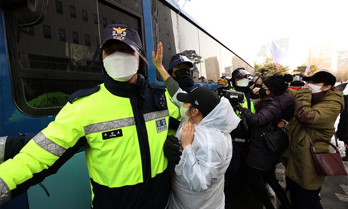 학대 받아 숨진 것으로 알려진 정인이 양부모에 대한 첫 재판이 열린 13일 서울 양천구 서울남부지방검찰청에서 시민들이 호송차량을 막아서며 항의하고 있다. 뉴시스