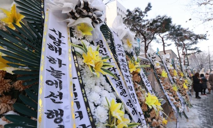 '정인이 사건' 양부모 첫 공판, 법원 앞 근조화환. 연합뉴스