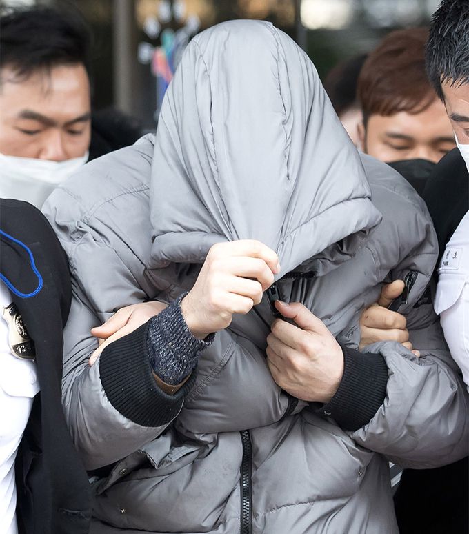 13일 서울 양천구 서울남부지법 앞에서 공판을 마치고 나오는 양부 안모씨의 모습. 남제현 선임기자