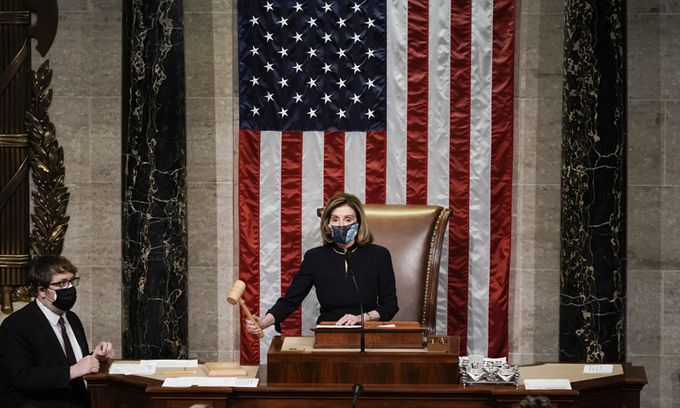 도널드 트럼프 미국 대통령에 대한 탄핵소추안 표결을 진행하는 낸시 펠로시 하원의장이 13일(현지시간) 하원 본회의장 내 의장석에서 의사봉을 두드리고 있다. AP연합뉴스