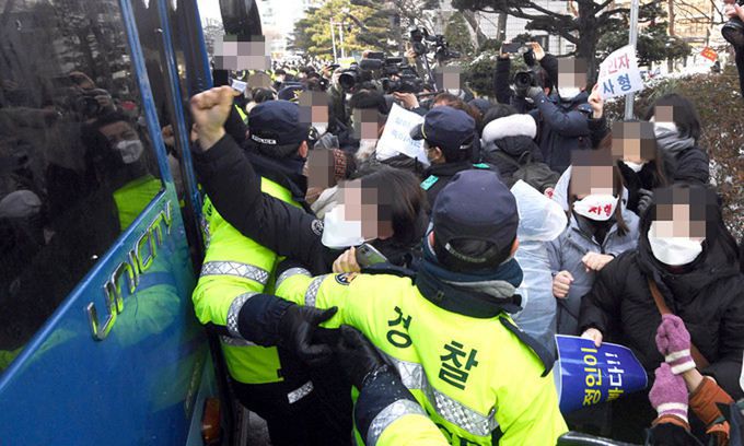정인이 양부모의 첫 공판이 열린 지난 13일 서울 양천구 서울남부지법에서 시민들이 양모가 타고 있는 호송차량을 두들기며 울분을 토하고 있다. 남제현 선임기자