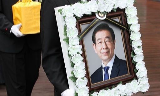 고 박원순 전 서울시장의 영정과 유골함. 연합뉴스