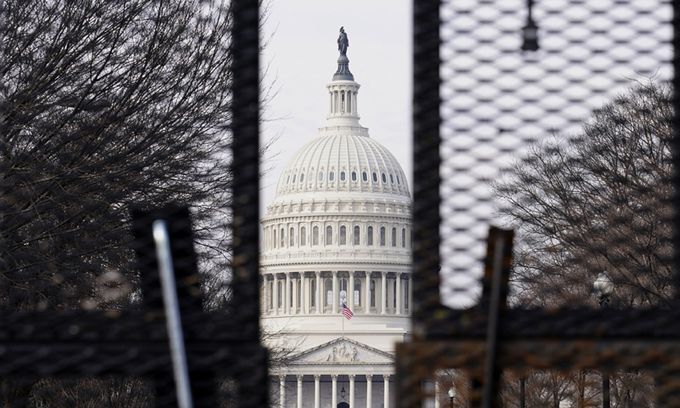 조 바이든 미국 대통령 당선인의 취임식을 닷새 남겨둔 15일(현지시간) 워싱턴DC 연방의회 의사당 주변에 철책이 세워져 있다. AP연합뉴스