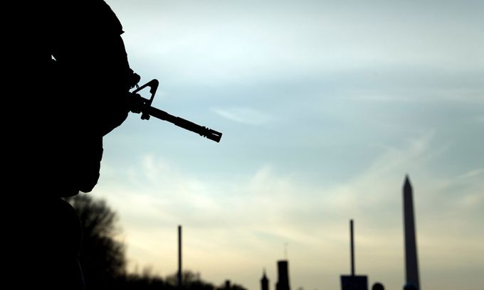 미국 워싱턴DC 연방의회 의사당 밖에서 14일(현지시간) 주 방위군이 총을 들고 경비를 서고 있다. 멀리 '내셔널 몰' 서쪽 끝에 있는 워싱턴 기념탑이 보인다. 미 당국은 오는 20일 조 바이든 대통령 당선인의 취임식을 앞두고 주 방위군 2만 명을 워싱턴DC에 배치했다. 또 취임식 날에는 만일의 폭력 사태에 대비해 워싱턴DC 한복판의 내셔널 몰을 전면폐쇄할 예정이다. AFP연합뉴스