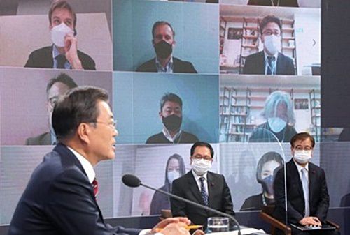 문재인 대통령이 18일 청와대 춘추관에서 열린 신년 기자회견에서 기자의 질문에 답하고 있다. 연합뉴스