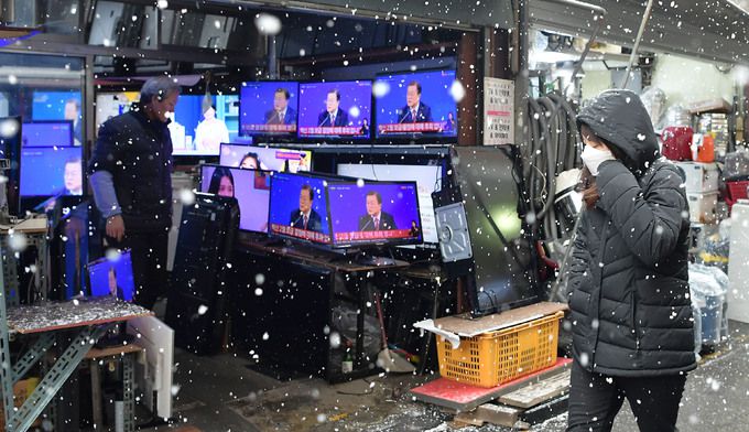 18일 서울 황학동 시장에 위치한 한 가게에서 문재인 대통령의 신년 기자회견이 TV를 통해 방영되고 있다. 이재문 기자