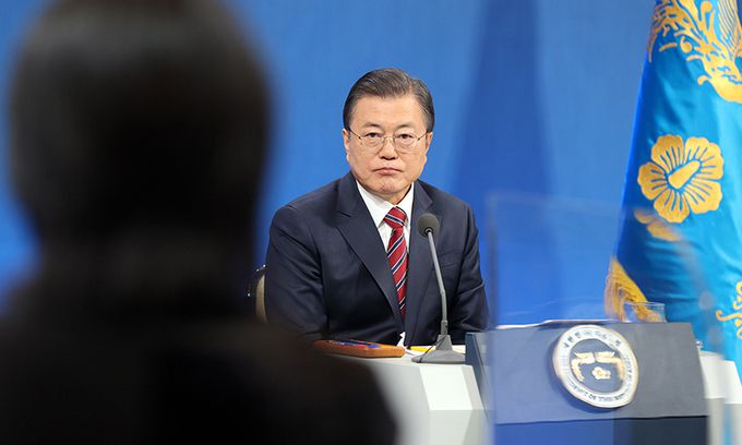 문재인 대통령이 18일 오전 청와대 춘추관에서 온·오프 혼합 방식으로 열린 '2021 신년 기자회견'에 참석해 취재진의 질문을 듣고 있다. 뉴시스