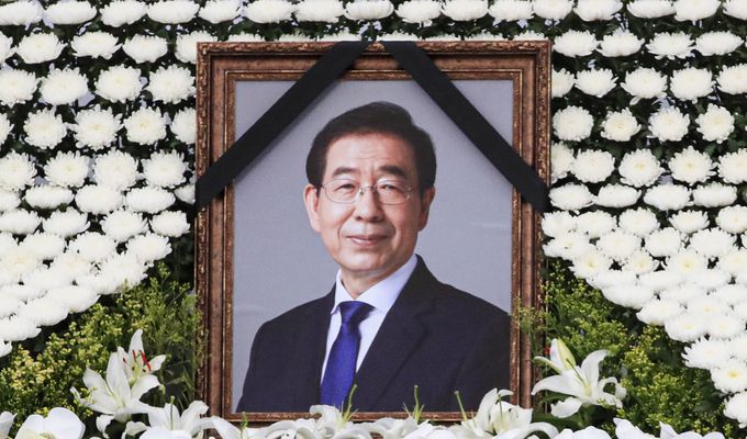 지난해 7월 12일 서울 중구 서울광장에 차려진 고 박원순 서울시장의 시민분향소에 마련된 고인의 영정. 뉴시스