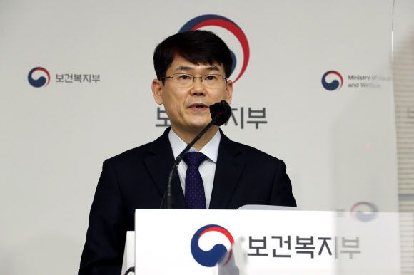 고득영 보건복지부 인구정책실장이 19일 오후 세종시 정부세종청사에서 아동학대 대응체계 강화 방안과 관련해 브리핑하고 있다. 연합뉴스