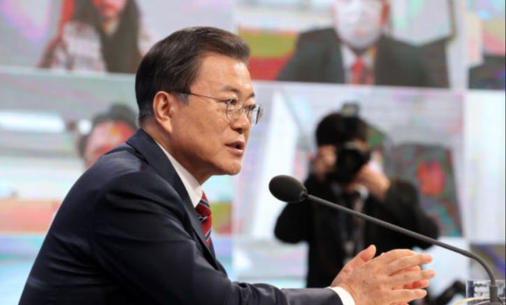 문재인 대통령이 18일 오전 청와대 춘추관에서 온·오프 혼합 방식으로 열린 ‘2021 신년 기자회견’에 참석해 취재진의 질문에 답변하고 있다. 뉴시스