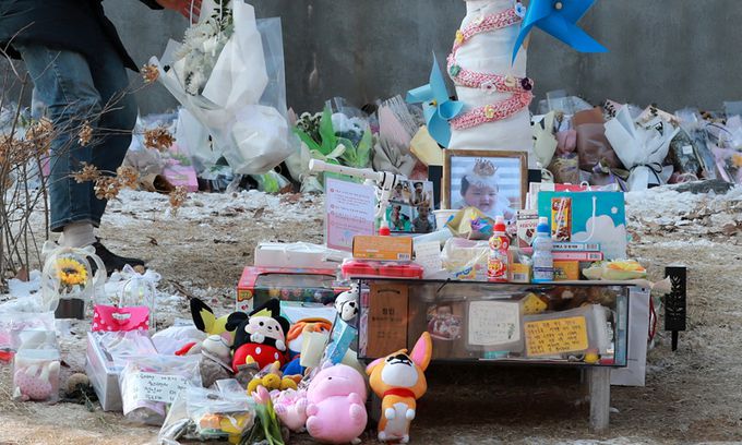 “학대없는 세상에서 행복하기를” 최근 경기 양평군 하이패밀리 안데르센 공원묘원을 찾은 시민들이 양부모의 학대로 태어난 지 16개월 만에 숨진 정인양을 추모하고 있다. 양평=뉴스1