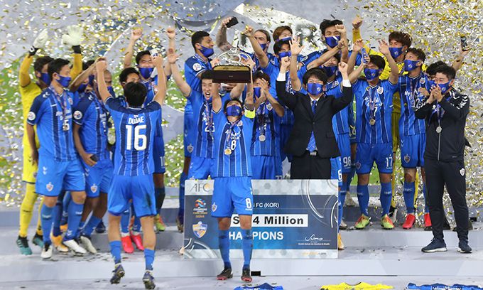 울산 현대 선수단이 지난달 카타르 도하에서 열린 2020 아시아축구연맹 챔피언스리그(ACL)에서 우승을 차지한 뒤 트로피를 들고 환호하고 있다. 도하=AP뉴시스