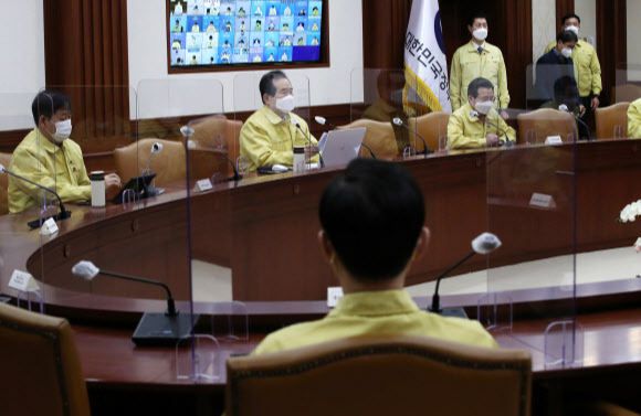정세균 국무총리가 21일 오전 서울 종로구 세종대로 정부서울청사에서 열린 신종 코로나 바이러스 감염증(코로나19) 대응 중앙재난안전대책본부회의에서 모두발언을 하고 있다. 뉴스1