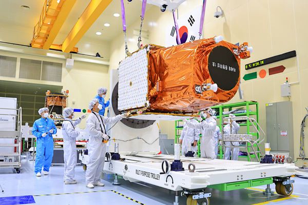 이송 준비 작업 중인 차세대중형위성 1호. 한국항공우주연구원 제공