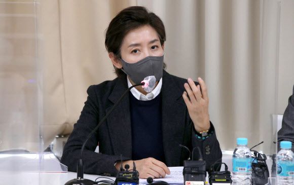 나경원 국민의힘 전 의원이 21일 서울 마포구 마포현대빌딩에서 열린 마포포럼 제20차 ‘더좋은세상으로’ 정례 세미나에 참석해 발언하고 있다. 뉴스1