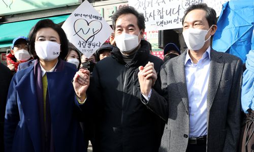 23일 오전 서울 중구 남대문시장에서 더불어민주당 이낙연 대표와 서울시장 보궐선거 경선에 나서는 우상호 의원, 박영선 전 중소벤처기업부 장관이 기념촬영을 하고 있다. 뉴스1