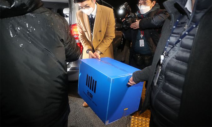 지난 21일 수원지방검찰청 관계자들이 김학의 전 법무부 차관의 불법 출국금지 의혹 관련 압수수색을 마치고 경기 과천시 정부과천청사 법무부를 나서고 있다. 뉴시스