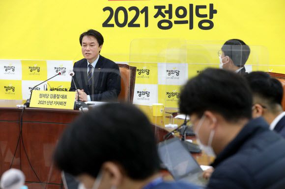 지난 20일 정의당 김종철 대표가 서울 여의도 국회에서 열린 신년기자회견에서 취재진들의 질문에 답하고 있다. 뉴스1
