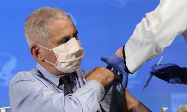 백신 접종하는 앤서니 파우치 미국 국립알레르기·전염병연구소 소장. AP=연합뉴스