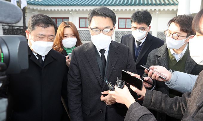 김진욱 고위공직자범죄수사처장이 25일 서울 현충원에서 참배를 마치고 기자의 질문에 답하고 있다. 연합뉴스