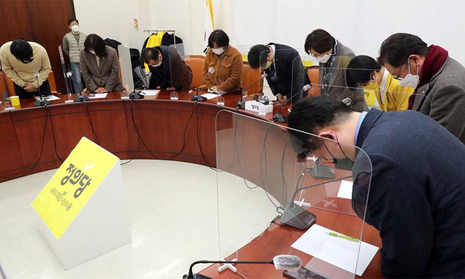 머리숙인 지도부 정의당 김종철 전 대표 성추행 사건을 논의하기 위해 26일 서울 여의도 국회에서 열린 정의당 대표단·의원단 긴급 연석회의에서 참석자들이 회의 시작에 앞서 국민에게 사과하고 있다. 허정호 선임기자