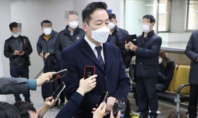 정봉주 전 의원이 27일 오후 서울 서초구 서울고등법원에서 열린 허위사실 공표 및 명예훼손 관련 항소심 선고 공판에서 무죄를 선고받은 뒤 나서고 있다. 연합뉴스