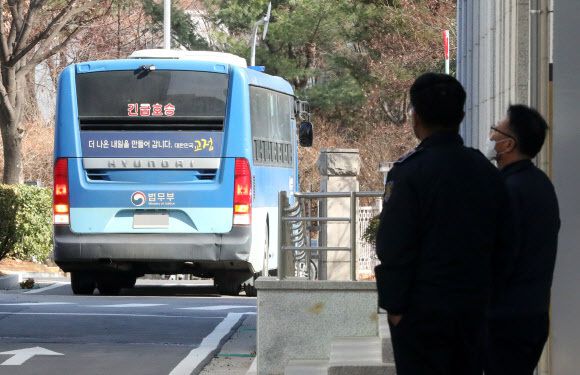 윤갑근 전 대구고검장(국민의힘 충북도당위원장)의 첫 공판이 열린 27일 오후 윤 전 고검장이 탄 것으로 추정되는 호송차량이 서울 양천구 서울남부지방검찰청으로 들어가고 있다. 뉴시스