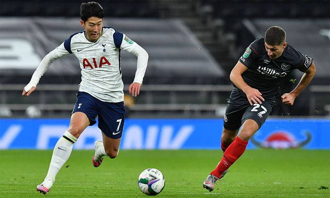 토트넘 손흥민(오른쪽)이 지난 6일 영국 런던 토트넘 홋스퍼 스타디움에서 열린 브렌트퍼드와의 2020∼2021 리그컵 준결승전에서 상대 수비를 제치고 드리블하고 있다. 런던=AFP연합뉴스