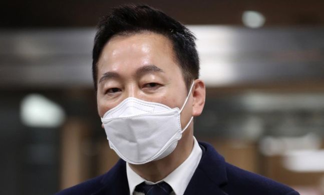 정봉주 전 의원이 27일 오후 서울 서초구 서울고등법원에서 열린 허위사실 공표 및 명예훼손 관련 항소심 선고 공판에서 무죄를 선고받은 뒤 나서고 있다. 뉴스1