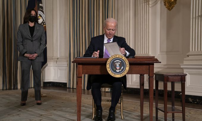 조 바이든 미국 대통령이 26일(현지시간) 워싱턴DC 백악관에서 카멀라 해리스 부통령이 지켜보는 가운데 인종 불평등 해소를 위한 행정명령들에 서명하고 있다. 워싱턴=AP연합뉴스