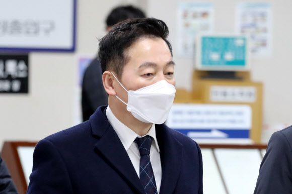 정봉주 전 의원이 27일 오후 서울중앙지법에서 열린 '성추행 의혹 보도 반박' 무고 혐의 2심 선고에 출석하고 있다. 연합뉴스