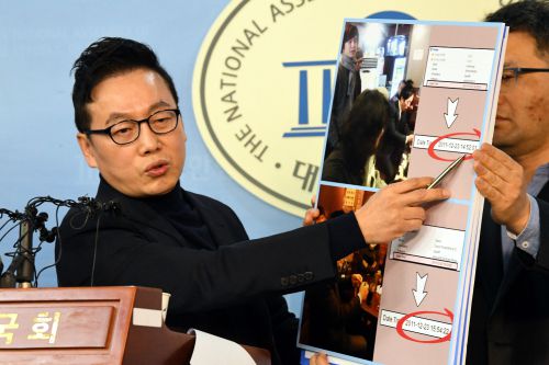 정봉주 전 의원이 2018년 3월12일 국회 정론관에서 기자회견을 열고 성추행 의혹 보도를 반박하는 모습. 서상배 선임기자