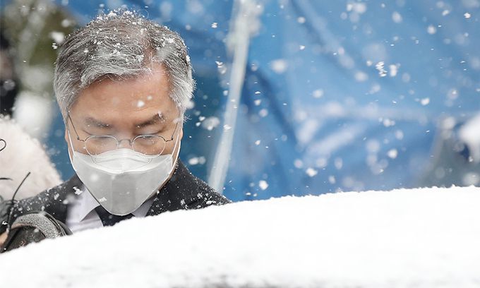 열린민주당 최강욱 대표가 28일 서울 서초구 서울중앙지법에서 열린 1심 선고공판이 끝난 뒤 법원을 나서며 차량에 탑승하고 있다. 연합뉴스