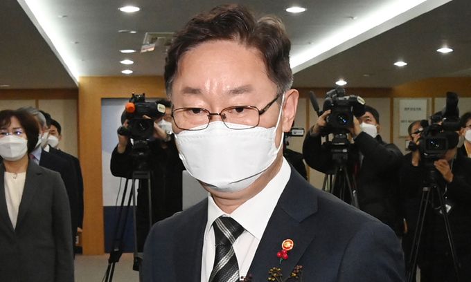 박범계 법무부 장관이 1일 경기도 과천 정부과천청사 법무부에서 열린 취임식에 참석해 취임사를 하기 위해 단상으로 가고 있다. 연합뉴스