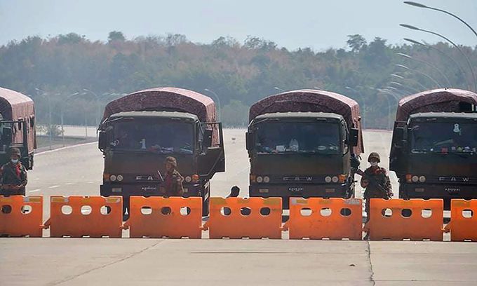 미얀마 군부가 쿠데타를 선언한 1일(현지시간) 군이 수도 네피도의 국회 의사당으로 가는 길목을 막고 경계를 서고 있다. 네피도 AFP=연합뉴스