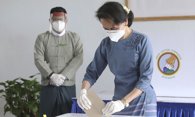아웅산 수치 미얀마 국가고문이 지난해 11월 열린 총선에서 투표하고 있다. AP연합뉴스