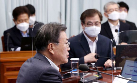 문재인 대통령이 1일 오후 청와대 여민관에서 열린 수석·보좌관 회의를 주재하고 있다. 서훈(오른쪽) 국가안보실장. 뉴시스