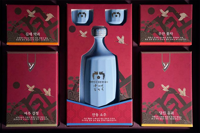 문재인 대통령이 보낸 올해 설선물. 경북 안동소주 혹은 꿀, 경기 여주 강정, 전북 김제의 약과 등 전국 각지의 대표적인 특산품으로 구성됐다. 청와대 제공