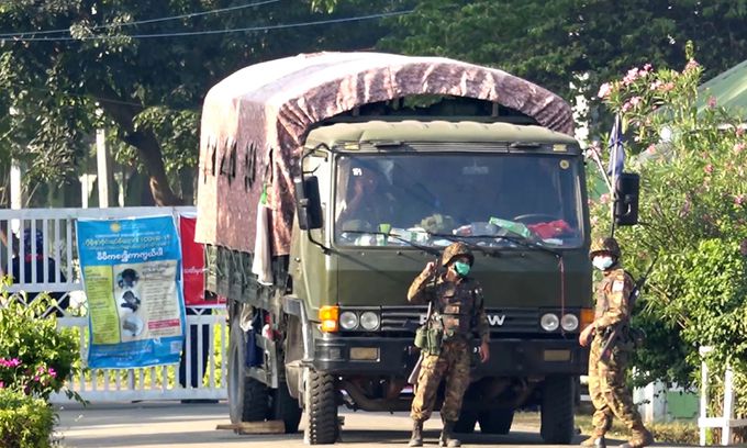 미얀마 군인들이 2일(현지시간) 국회의원들이 구금된 행정 수도 네피도의 영빈관 출입문을 지키고 있다. 양곤=AFP연합뉴스