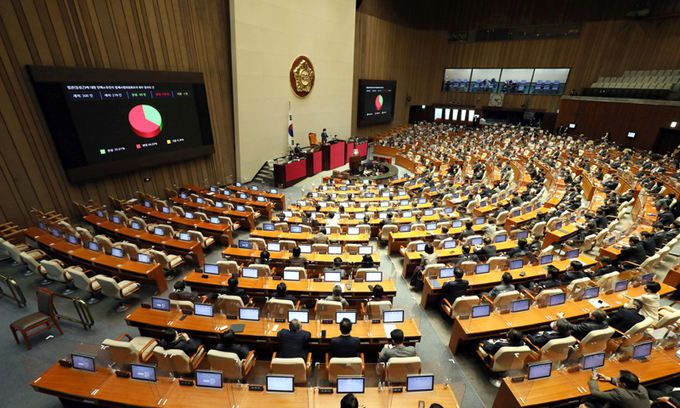 4일 오후 국회에서 더불어민주당 이탄희 의원이 대표발의한 법관(임성근) 탄핵소추안이 본회의에 상정되고 있다. 이어진 표결에서 찬성 179, 반대 102, 무효 4, 기권 3표로 탄핵소추안이 통과됐다. 남정탁 기자