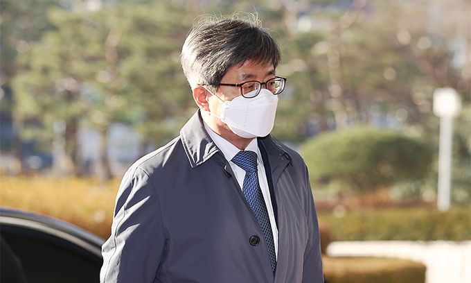 김명수 대법원장이 3일 서초동 대법원으로 출근하고 있다. 연합뉴스