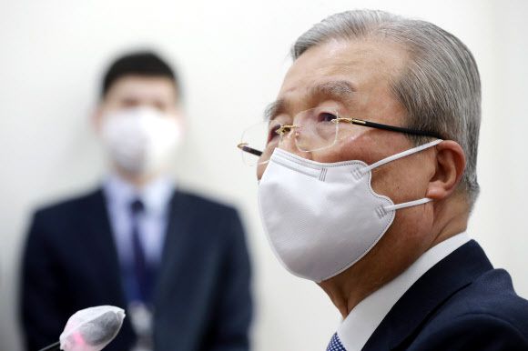 김종인 국민의힘 비상대책위원장이 5일 서울 여의도 국회에서 현안 관련 긴급기자회견을 열고 있다. 뉴스1