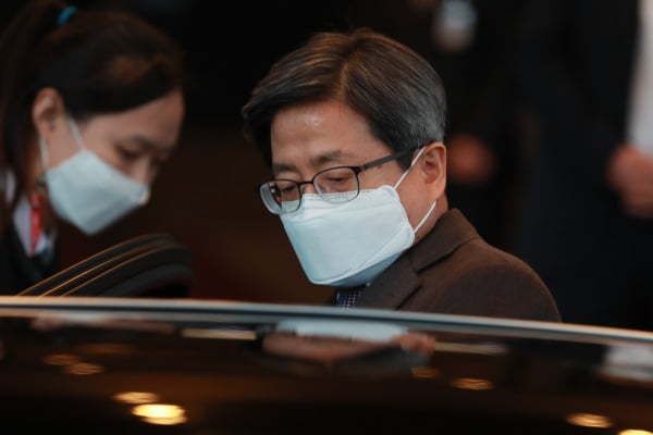 김명수 대법원장이 4일 오후 서울 서초구 대법원에서 퇴근하고 있다. 뉴스1