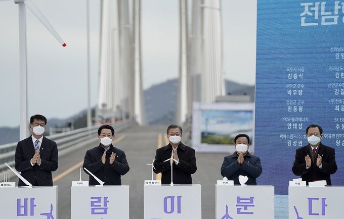 문재인 대통령(사진 가운데)이 5일 오후 전남 신안군 임자2대교에서 열린 ‘세계 최대 해상풍력단지 48조 투자협약식’에서 박수치고 있다. 신안=연합뉴스