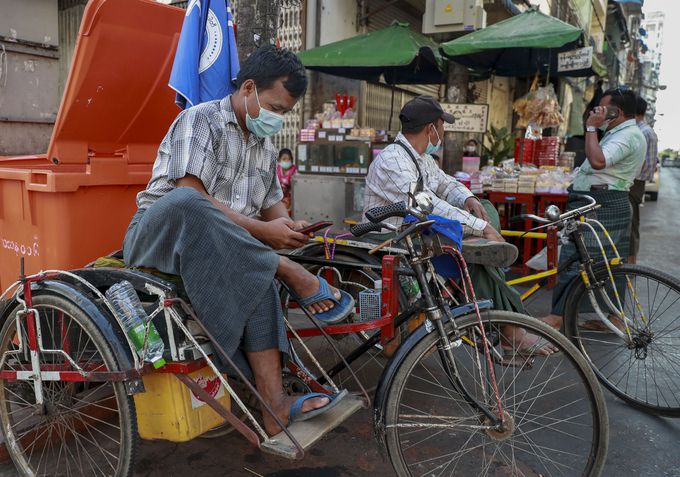 지난 4일 미얀마 양곤에서 한 삼륜택시 운전수가 휴대전화를 들여다 보고 있다. 미얀마 군부는 미얀마의 실질적 지도자인 아웅산 수치 고문의 구금에 항의하는 시민 불복종 시위가 거세지자 페이스북의 접근을 차단했다. 양곤=AP 뉴시스