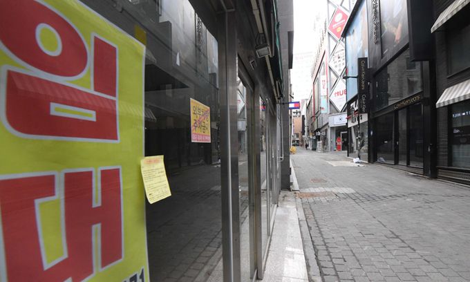 정부가 수도권의 거리두기 2.5단계를 유지하기로 한 가운데 7일 서울 명동의 한 상점에 임대 안내문이 붙어 있다. 서상배 선임기자