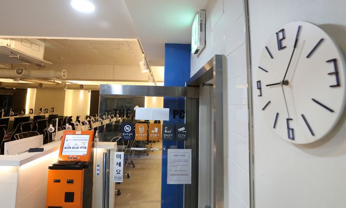 PC방 9시 이후 점등시위 정부가 수도권에서 오후 9시 영업제한을 유지하기로 하자 7일 서울 강서구의 한 PC방이 정부 방침에 항의하며 오후 9시 5분에 영업을 하지 않아도 가게 불을 켜놓는 점등시위를 하고 있다. 코로나19 대응 전국자영업자비상대책위원회는 3일간 점등 시위 후 방역당국의 조치가 없으면 오후 9시 이후에도 가게 문을 여는 ‘방역 불복 개점시위’를 진행할 계획이다. 뉴스1